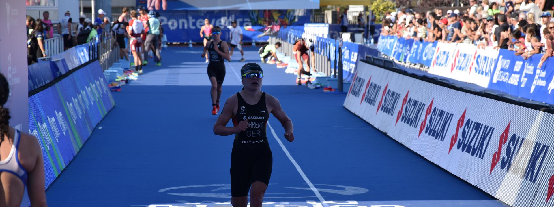 Eine deutsche Triathletin läuft bei einem Rennen ins Ziel