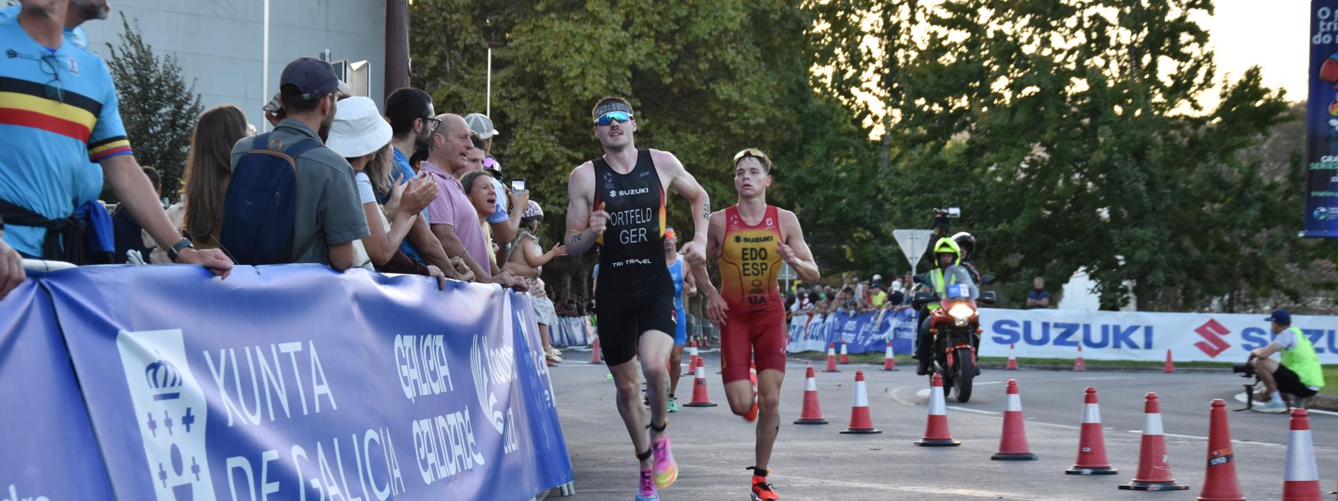 Zwei Triathleten laufen um eine Kurve