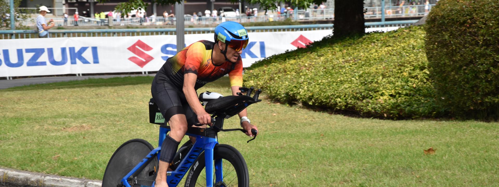 Ein deutscher Triathlet fährt auf dem Rad durch einen Kreisel