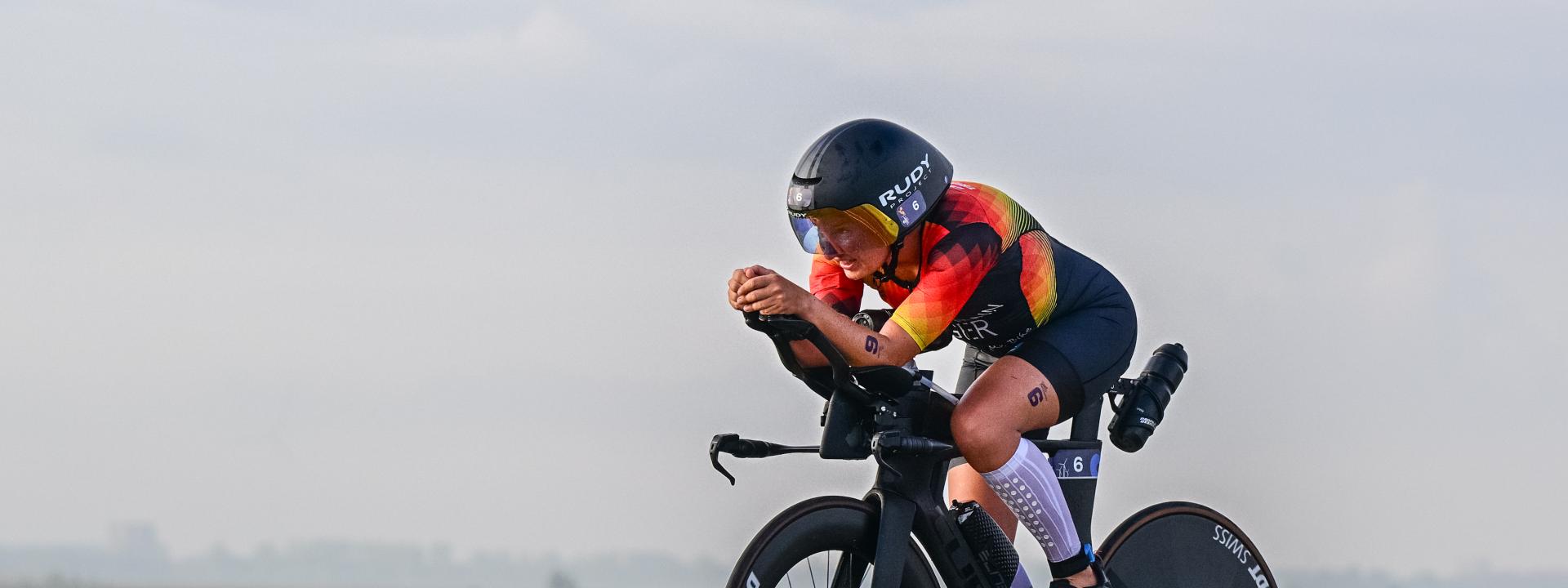Eine Frau im GER Einteiler auf einem Zeitfahrrad bei der EM in Almere 2026