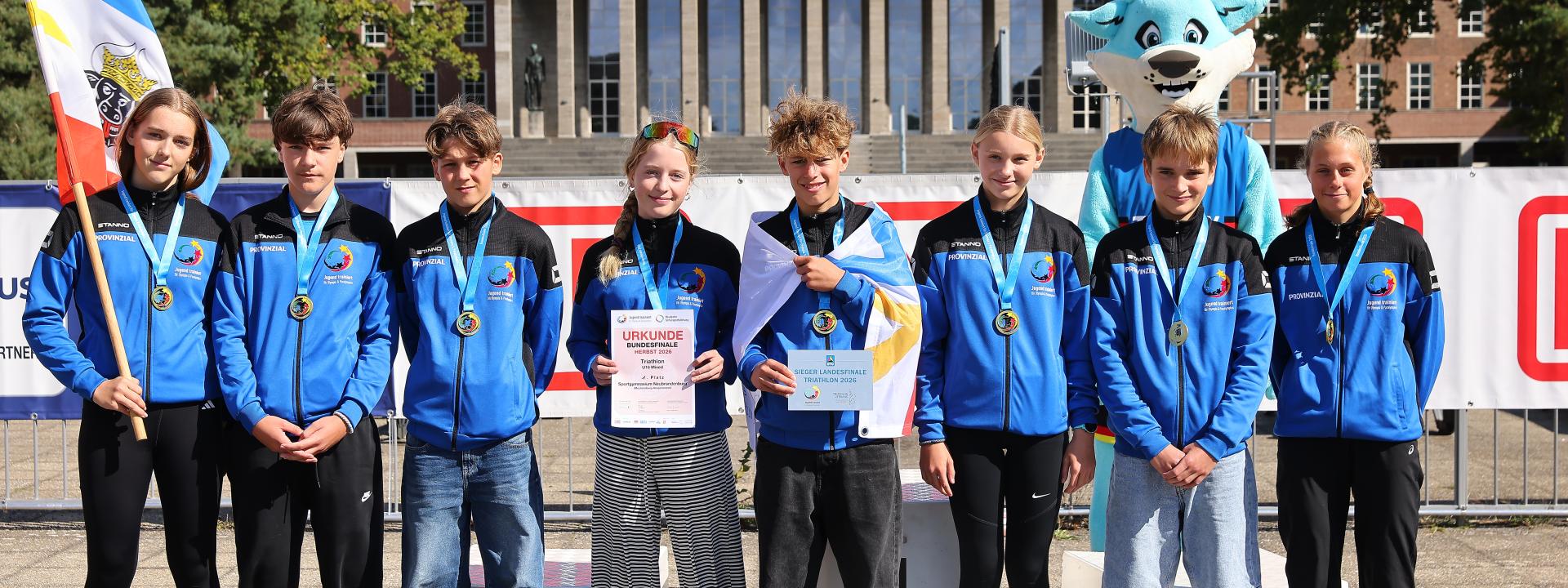 Das siegreiche Team von Jugend trainiert 2026 lächelt in die Kamera