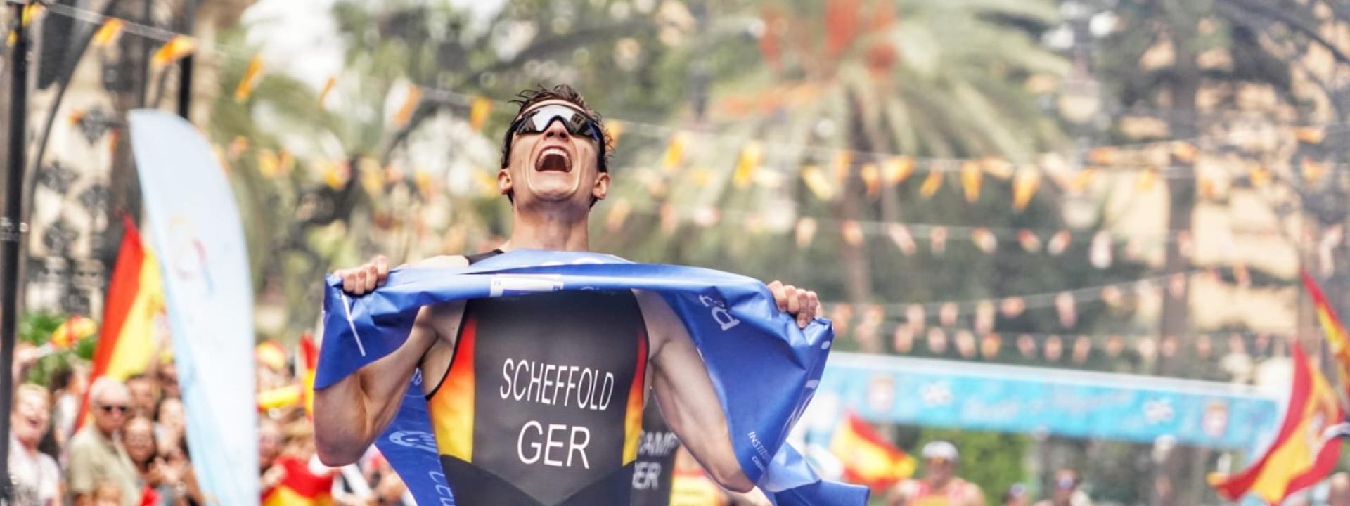 Jan Scheffold stürmt ins Ziel mit Zielbanner in der Hand