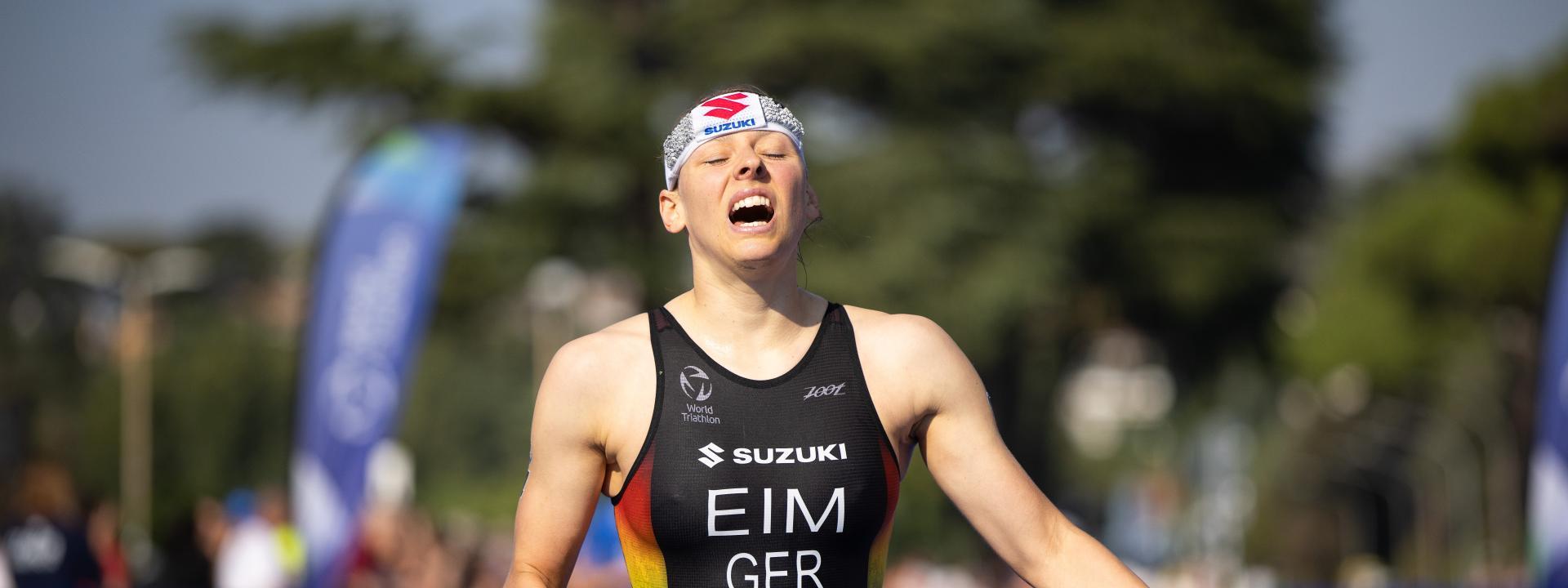 Eine deutsche Triathletin läuft erschöpft ins Ziel eines Rennens