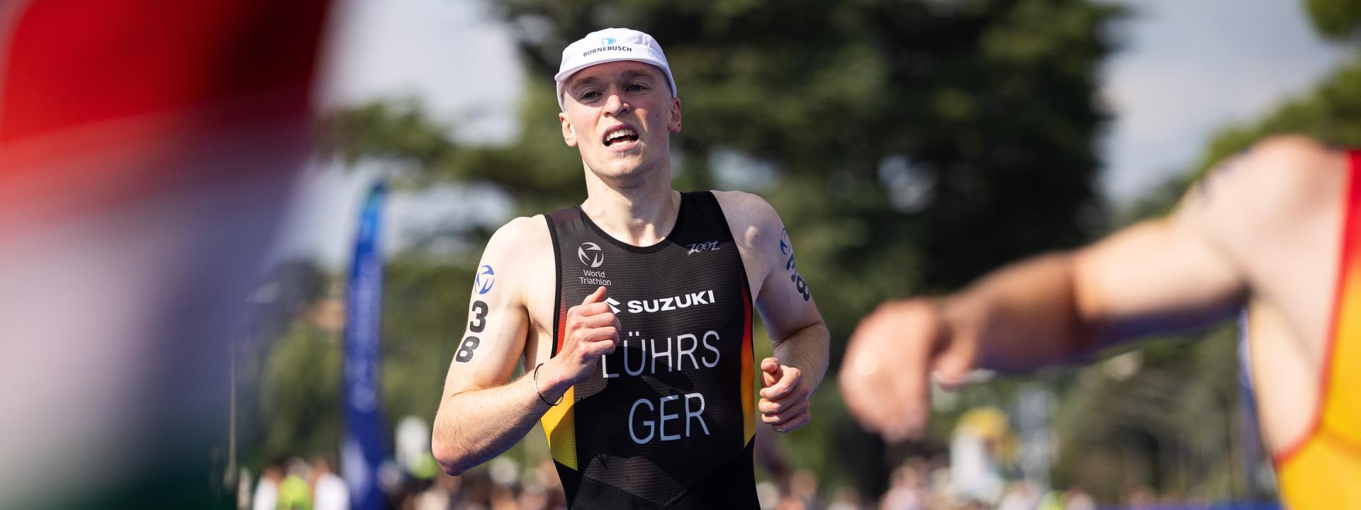 Ein deutscher Triathlet läuft die letzten Meter eines Rennens ins Ziel