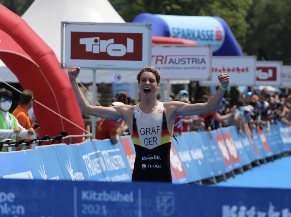 Jubelnder Triathlet beim Zieleinlauf
