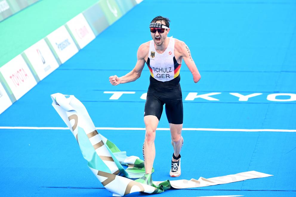 Para Triathlon freut sich beim Überqueren der Ziellinie