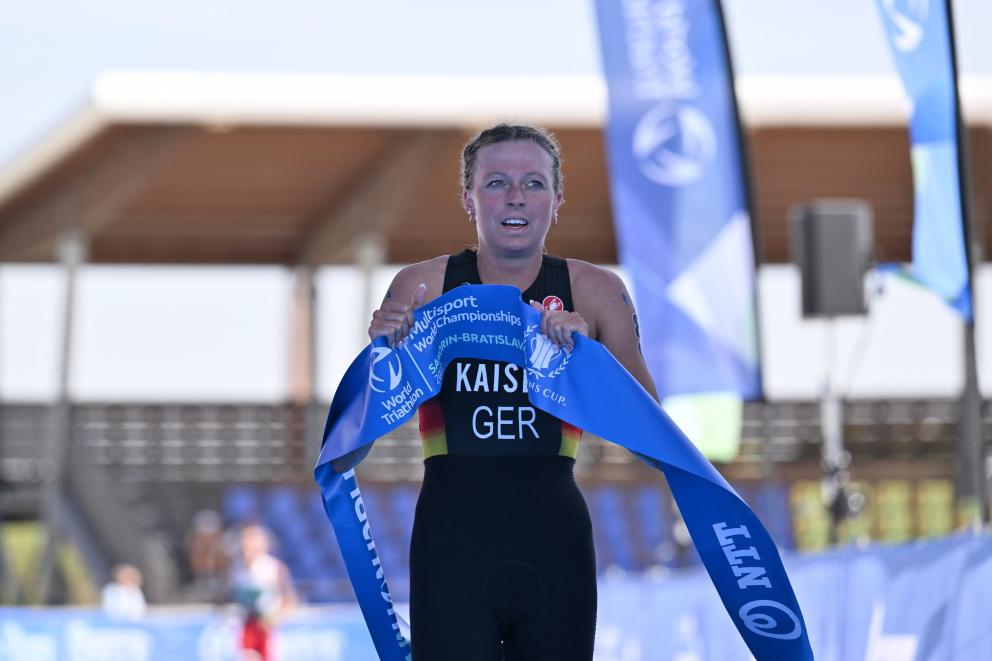 Celine Kaiser mit dem Zielbanner in der Hand