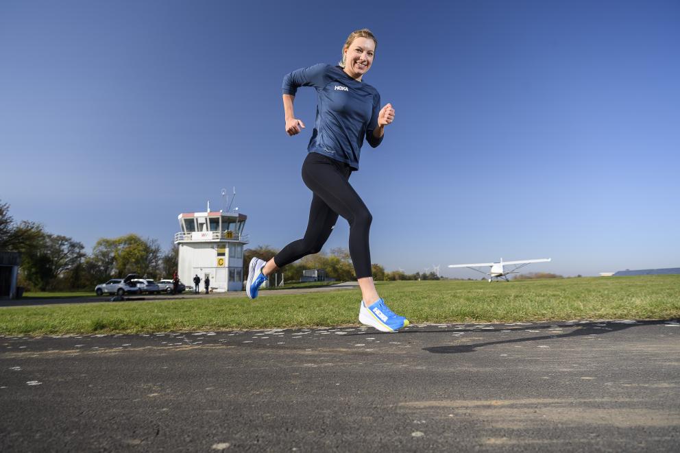 Carolin Lehrieder läuft. 