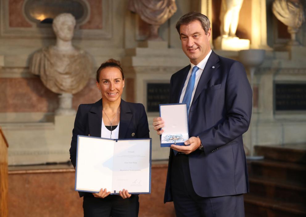 Anne Haug mit Minister Söder bei Verleihung des Bayerischen Verdienstordens.