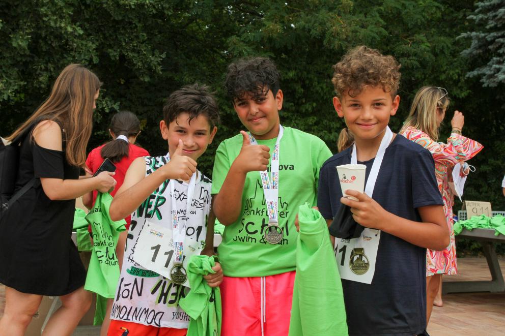 Glückliche Schüler bei der Schultour