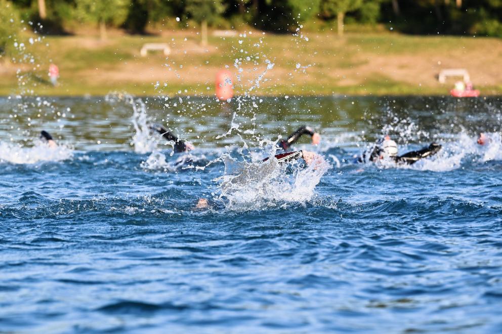 Schwimmende Triathleten