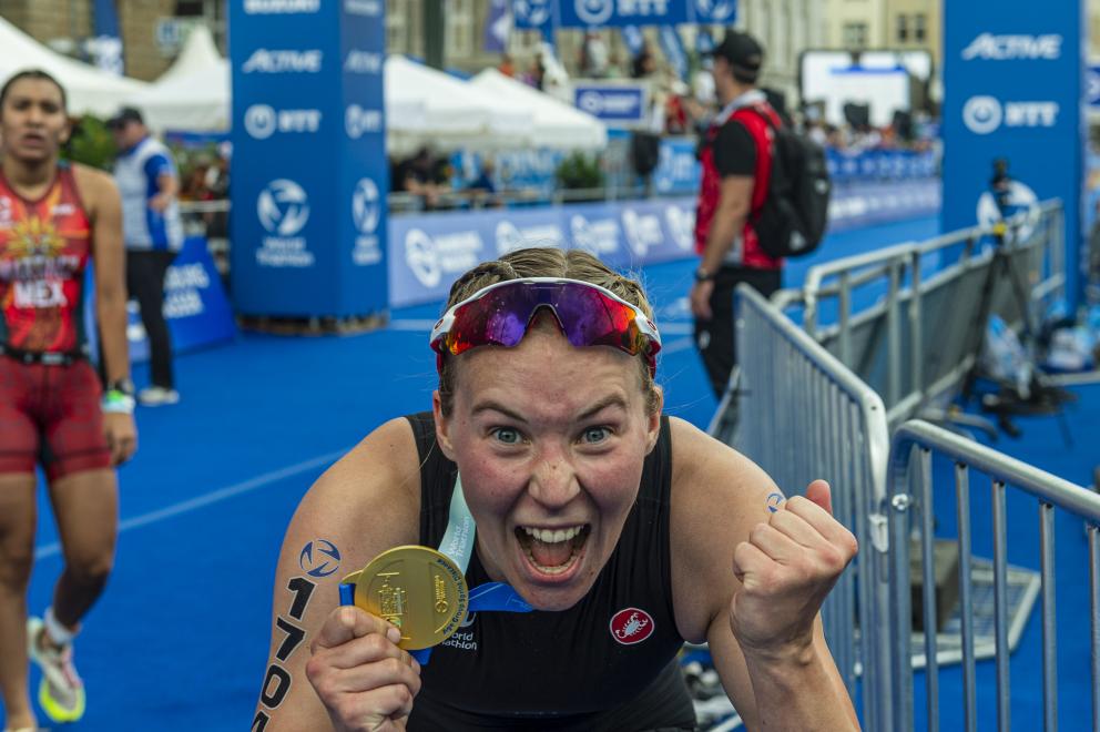 Emily Lucy Köpper jubelt über ihren Titel in der AK 20