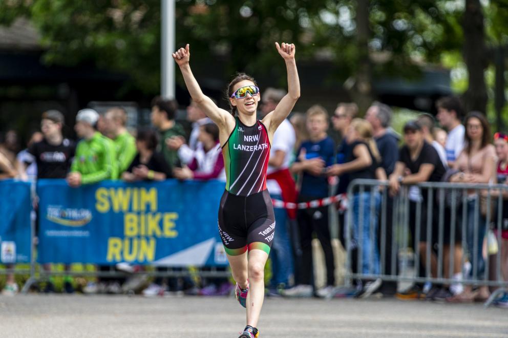 Nora Lanzerath  läuft jubelnd aufs Ziel zu.