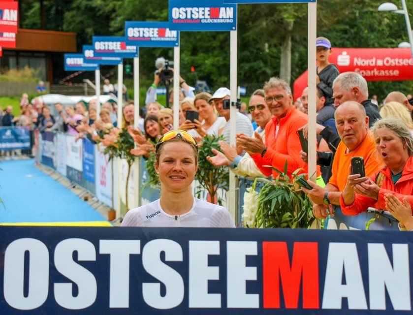 Maja Betz überquert die Ziellinie. 