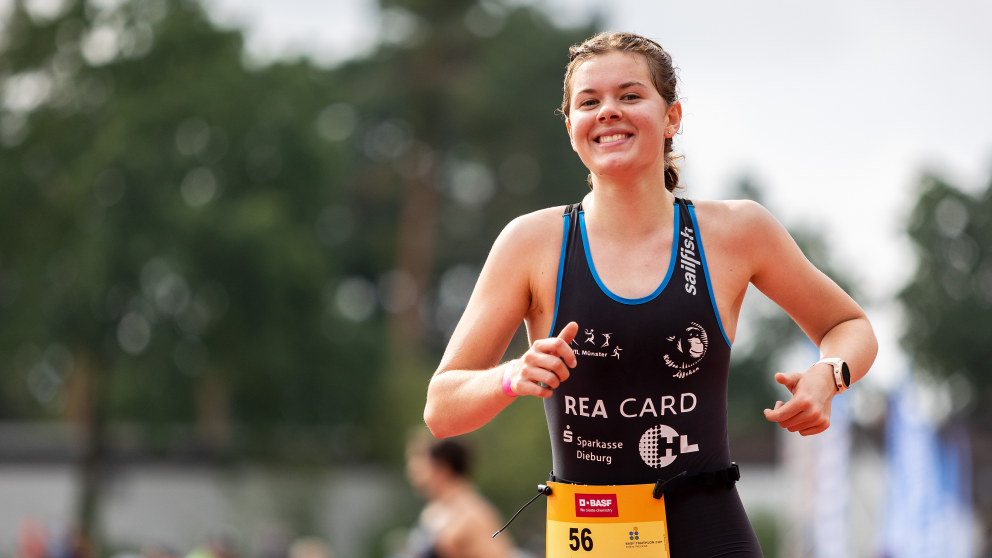 Läuferin schaut in die Kamera. 