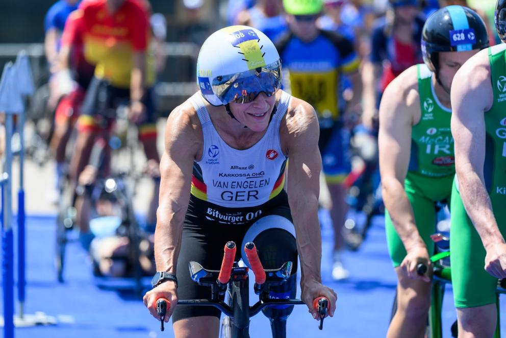 Elke van Engelen mit starken Beinen beim Radfahren in Taranto