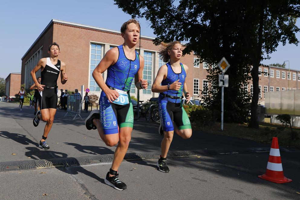 Jungen beim Rennen auf der Laufstrecke bei Jugend trainiert für Olympia