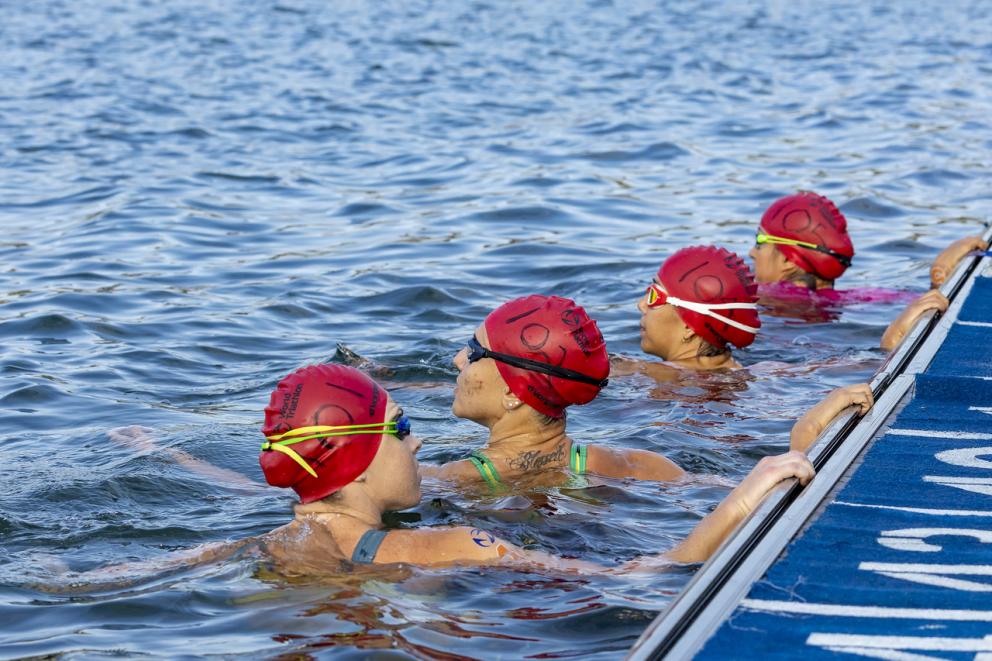 Vier Athletinnen im Meer bereit für den Start