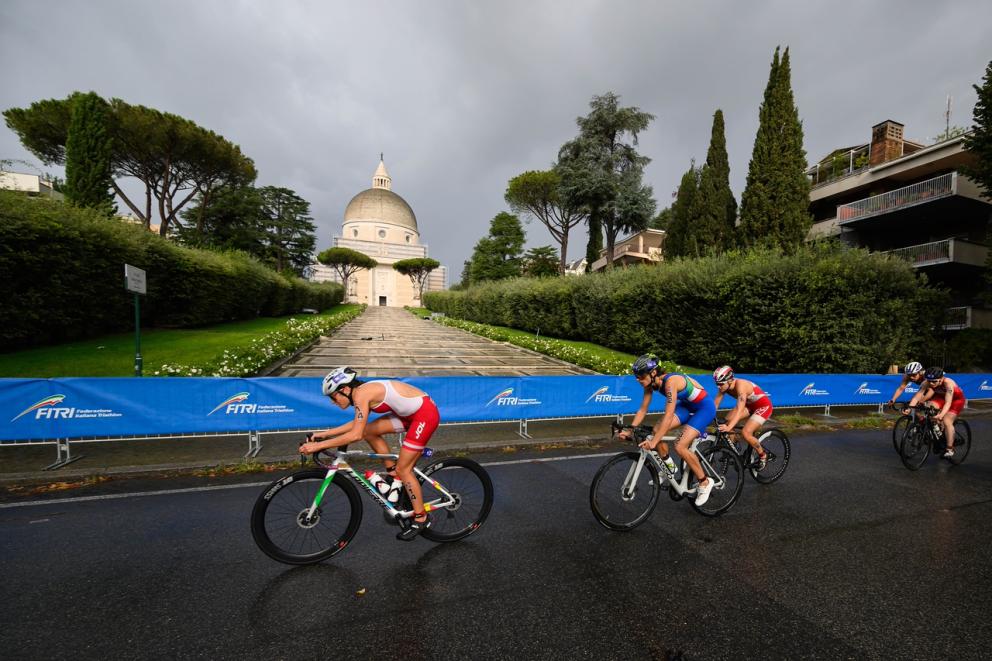 Weltcup Rom VB: Gruppe Radfahrer fährt durch Rom