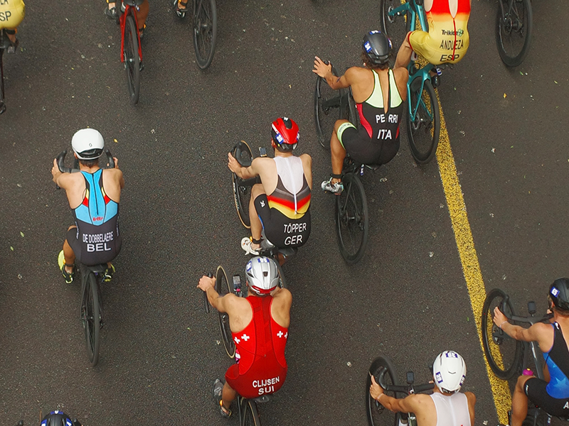 Triathleten auf Fahrrädern aus der Vogelperspektive