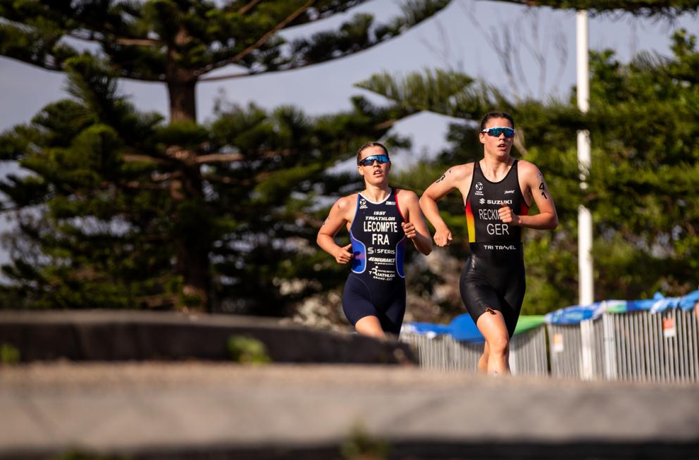 Zwei Athletinnen, eine davon im DTU Einteiler