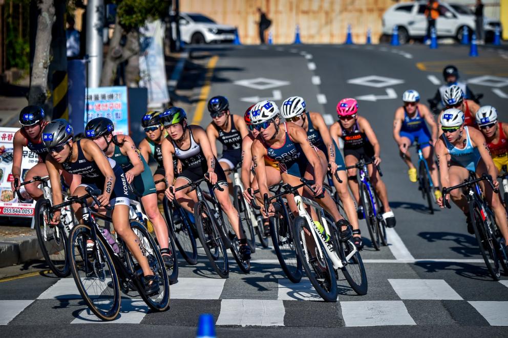 Athletinnen auf dem Fahrrad in einem großen Pulk