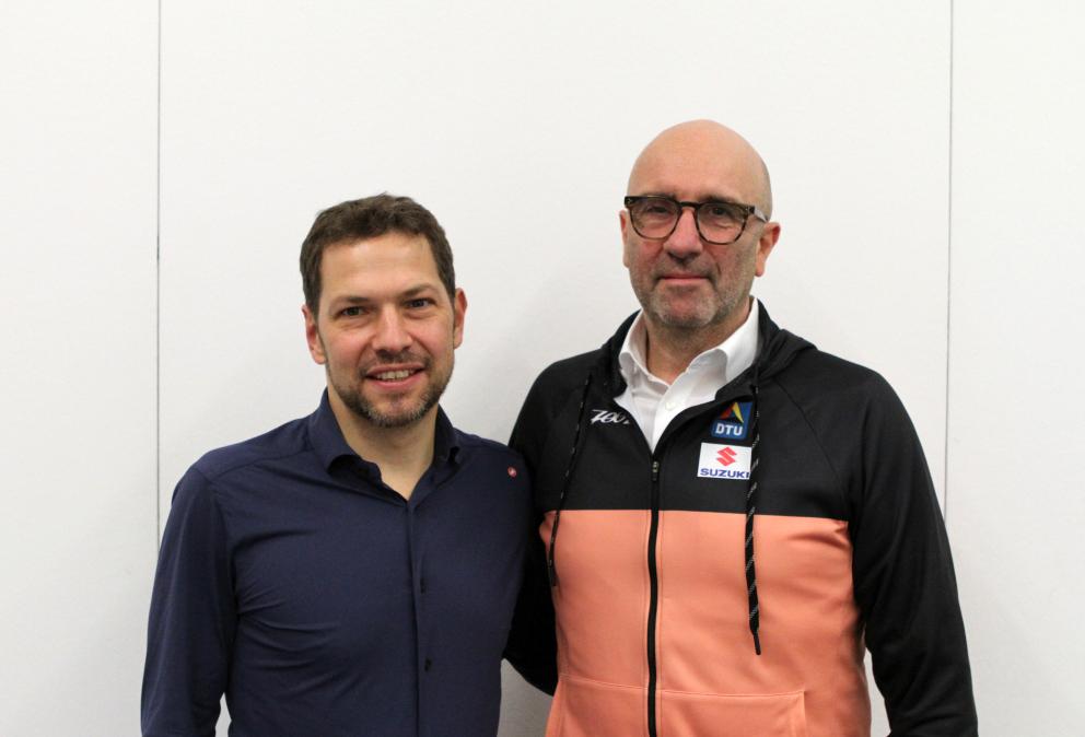 Zwei Menschen schauen in die Kamera