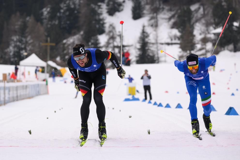 Zwei männliche Langläufer kämpfen im Fotofinish um die bessere Platzierung
