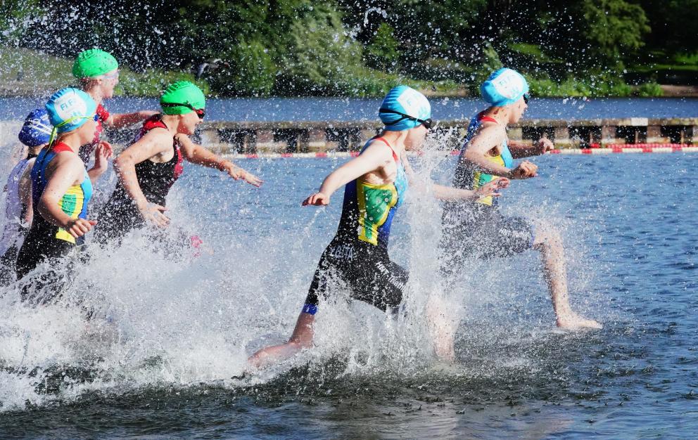Schultour 2025 Kinder laufen ins Wasser
