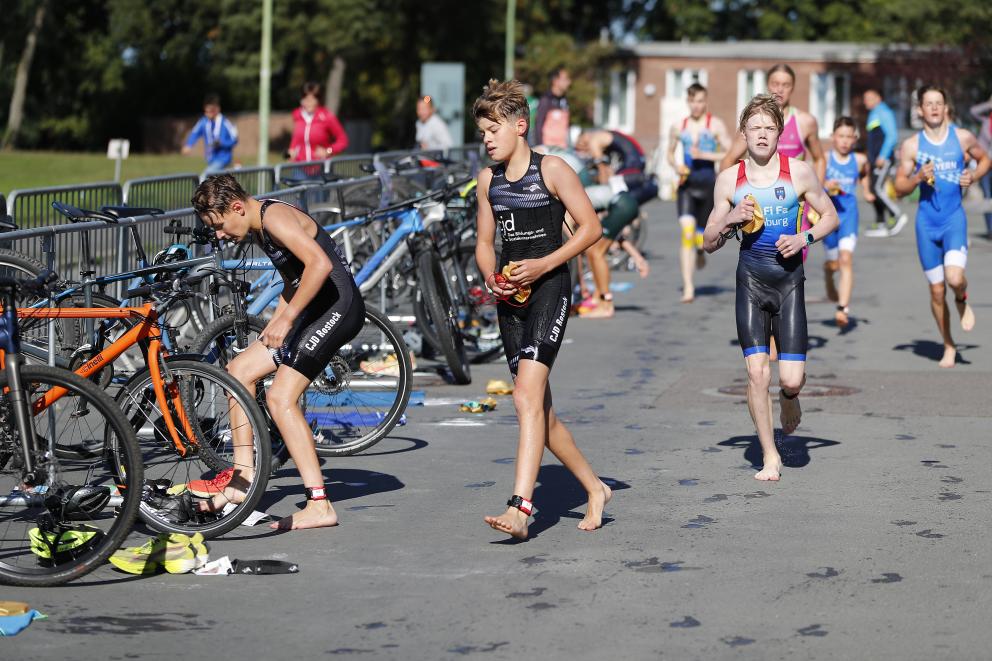 Kindern in der Wechselzone Eins