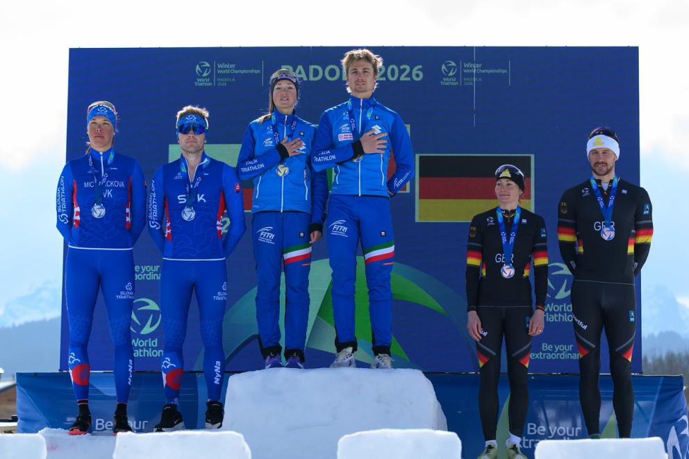 Drei Mixed-Pärchen stehen auf dem Podium und schauen in die Kamera - ganz rechts die beiden deutschen Vertreter als Dritte