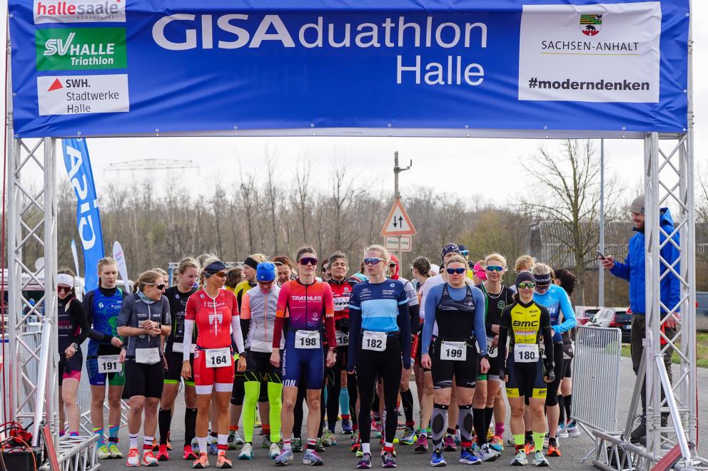 Gruppe Sportlerinnen und Sportler stehen angespannt an der Startline und warten auf den Start