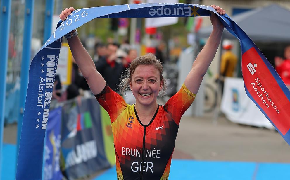 Merle Brunnée im Ziel als Siegerin EM Duathlon mit Banner in der Hand