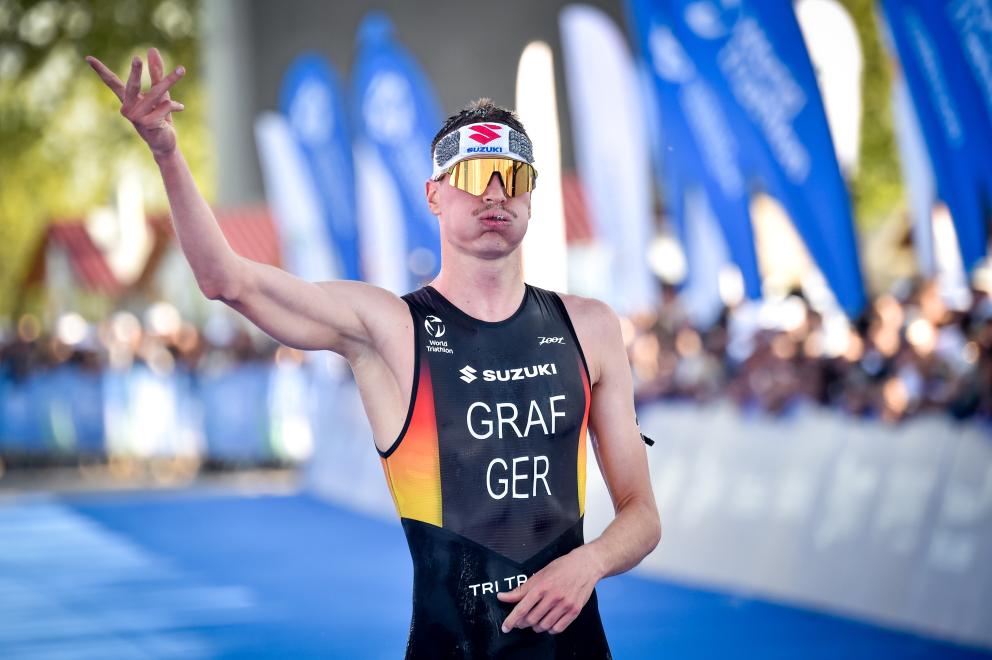 Ein deutscher Triathlet jubelt im Ziel