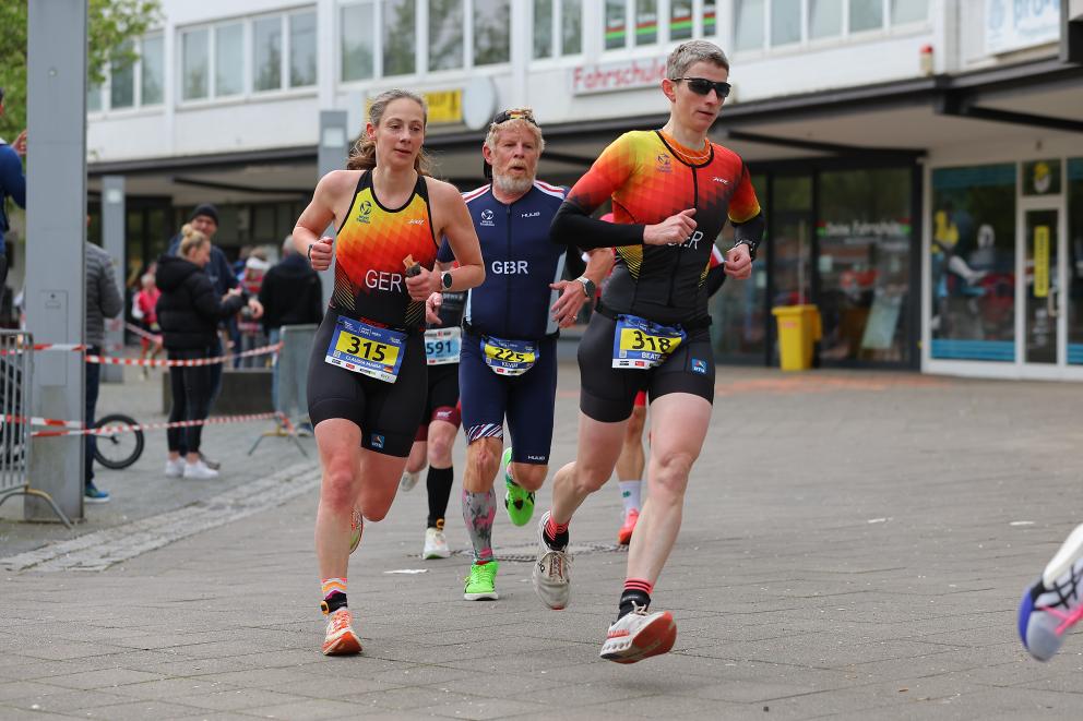 Beate Zanner führt beim Laufen Gruppe von vorn an, kurz dahinter weitere deutsche Athletin