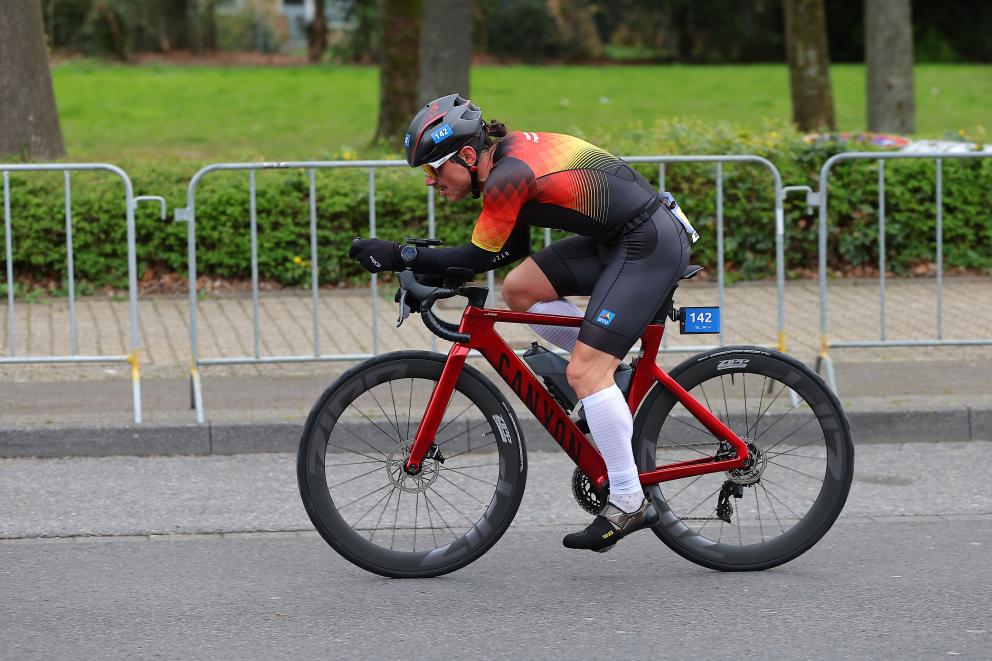 Deutscher AK-Athlet auf Rennrad