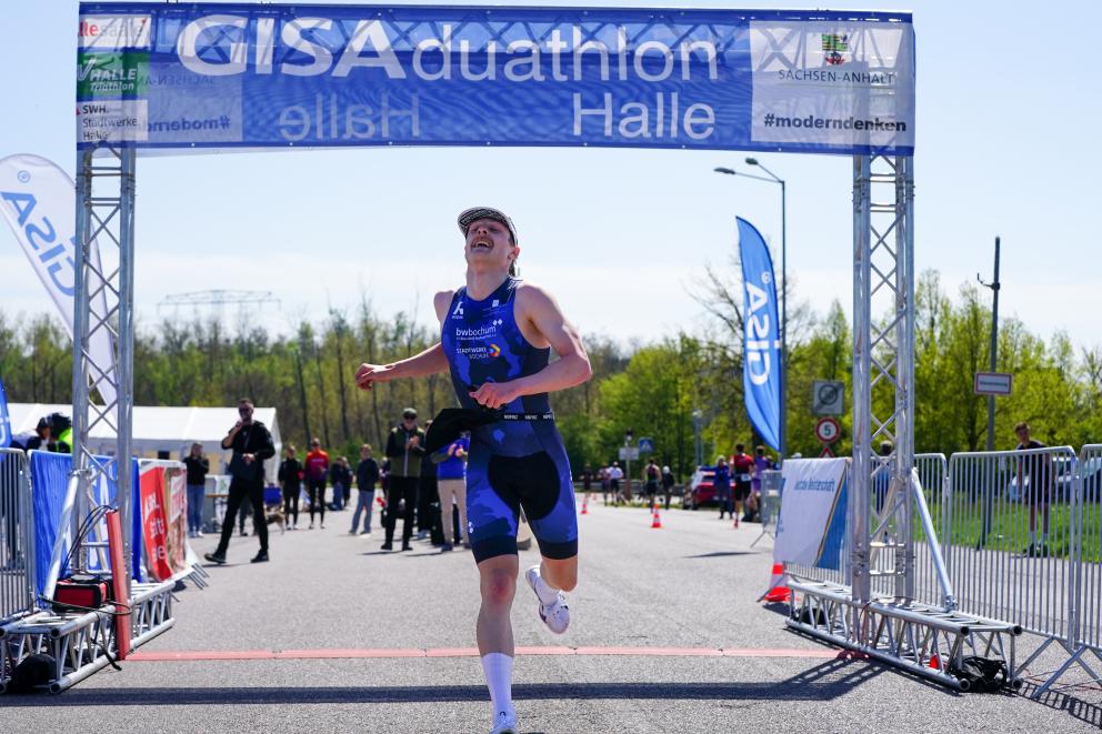 Deutscher Meister über die Duathlon-Sprintdistanz läuft über die Ziellinie
