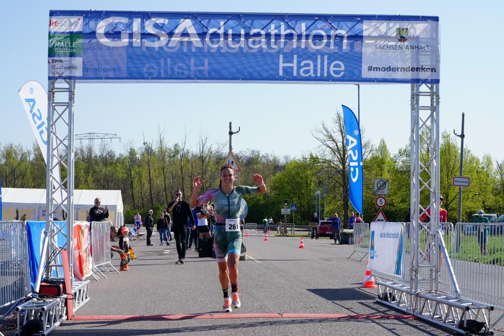 Bianca Bogen läuft über die Ziellinie bei DM Duathlon-Sprint in Halle 2026