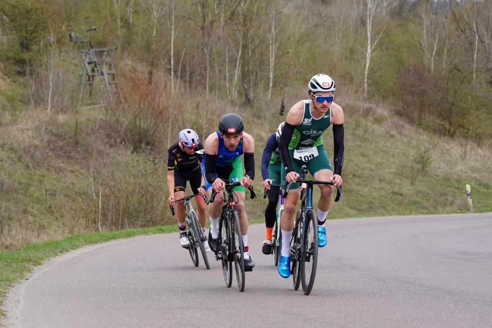Drei Männer auf dem Fahrrad  