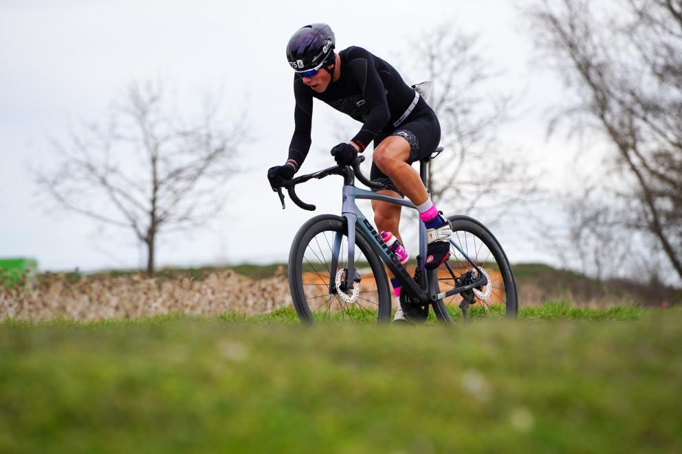 Ein Junge auf dem Rennrad