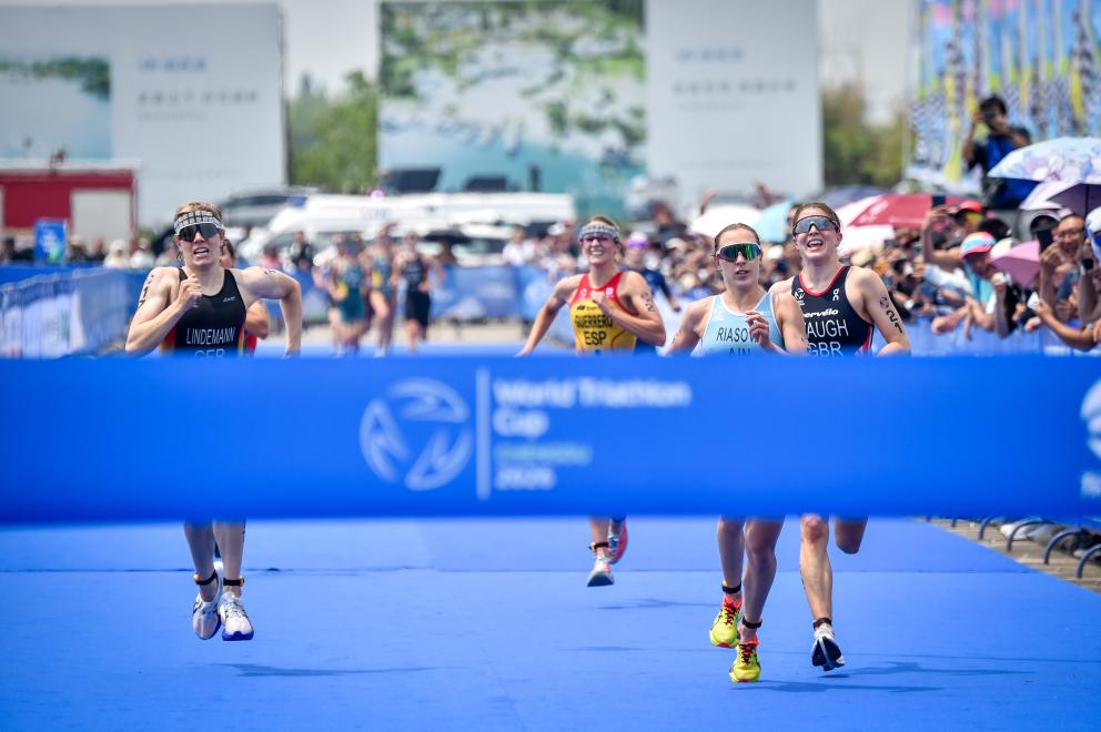 Laura Lindemann beim Zielsprint mit Russin
