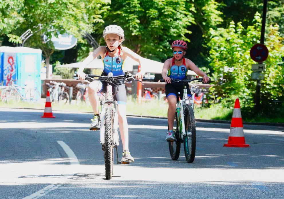 zwei Mädchen fahren auf die Wechselzone zu 