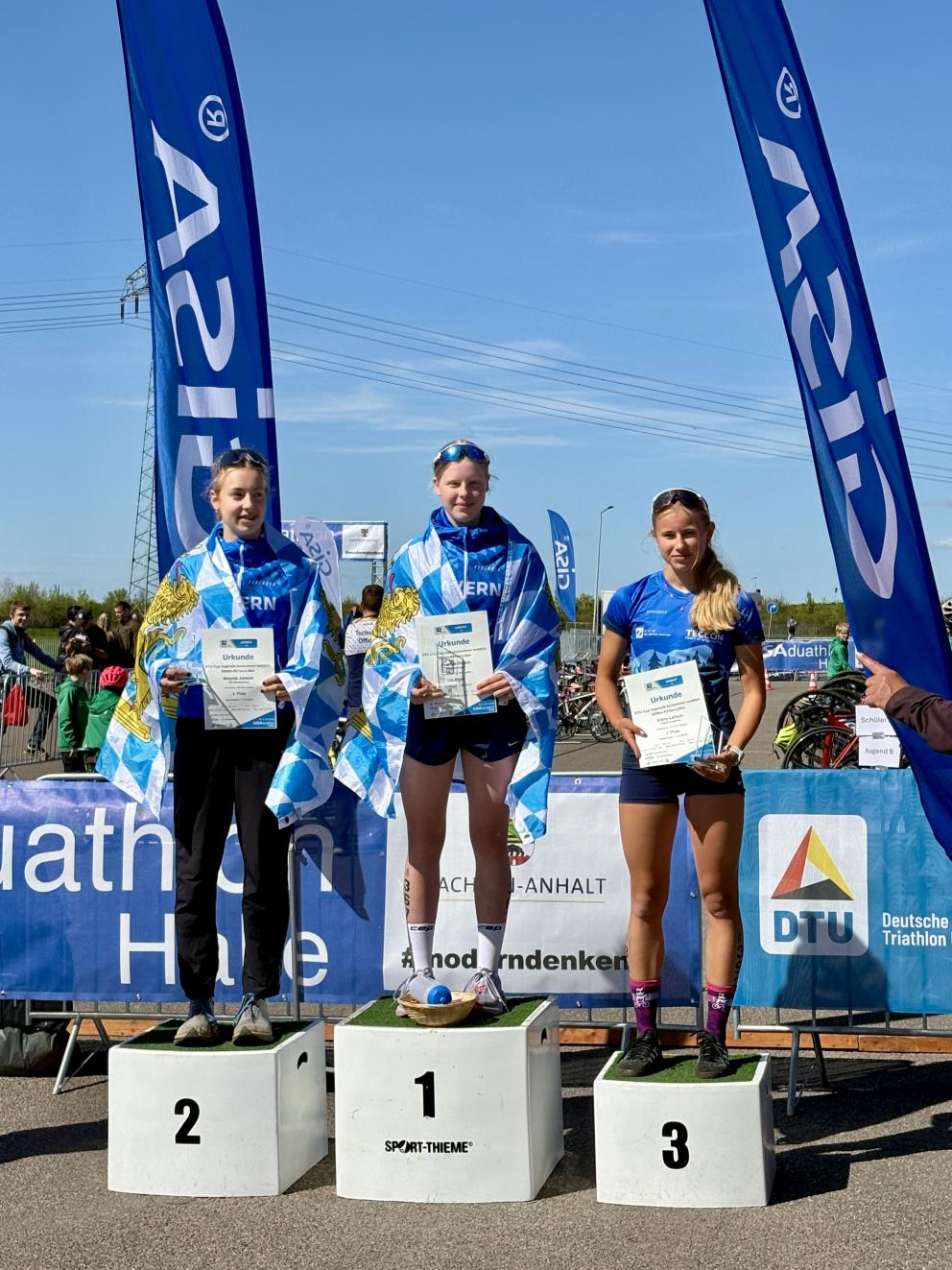 Drei junge Athletinnen auf dem Podium