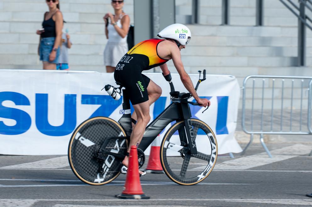 Para Triathlet Martin Schulz fährt auf der Radstrecke