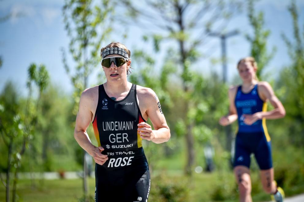 Zwei Triathletinnen laufen auf der Strecke