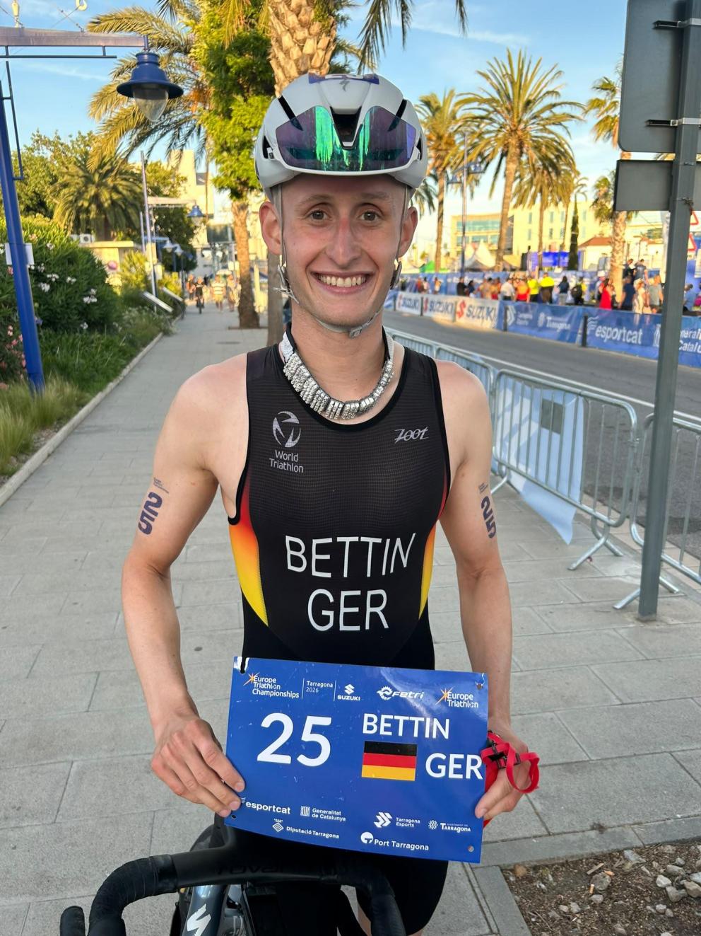 Bettin hält seine Startnummer hoch