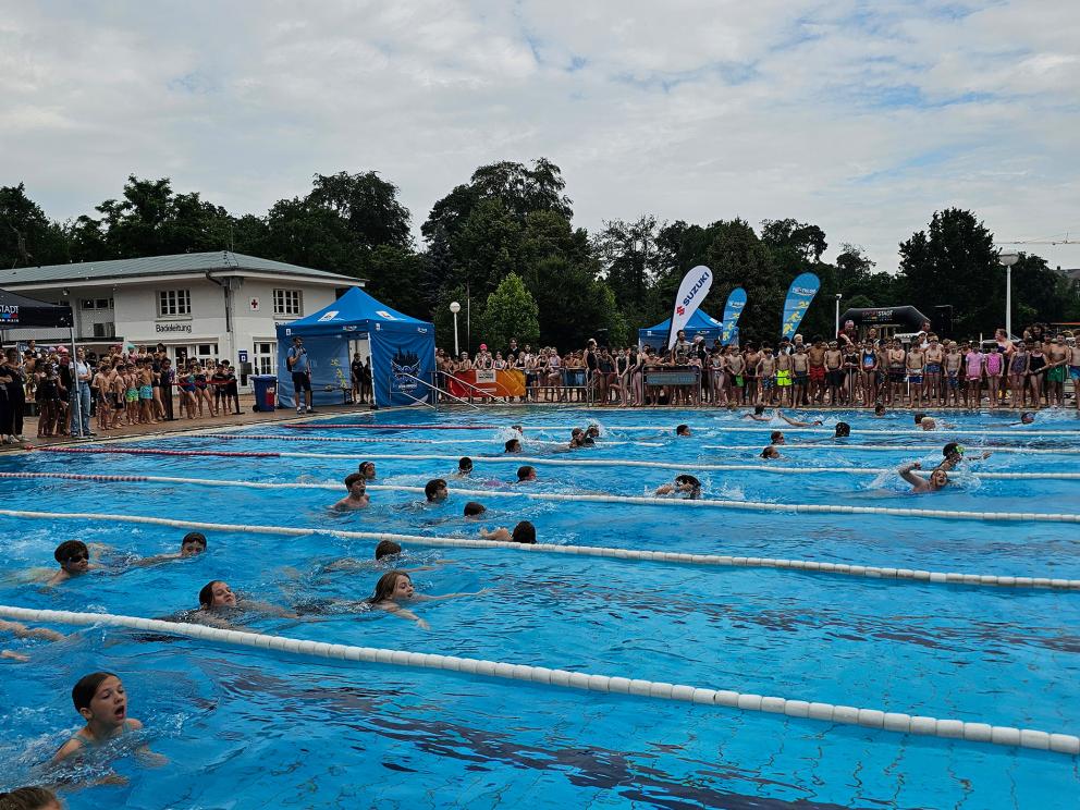 Kinder schwimmen im Becken
