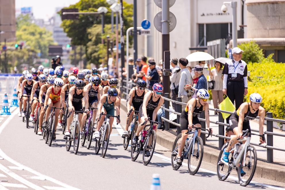 Frauengruppe auf Radstrecke beim WTCS in Yokohama