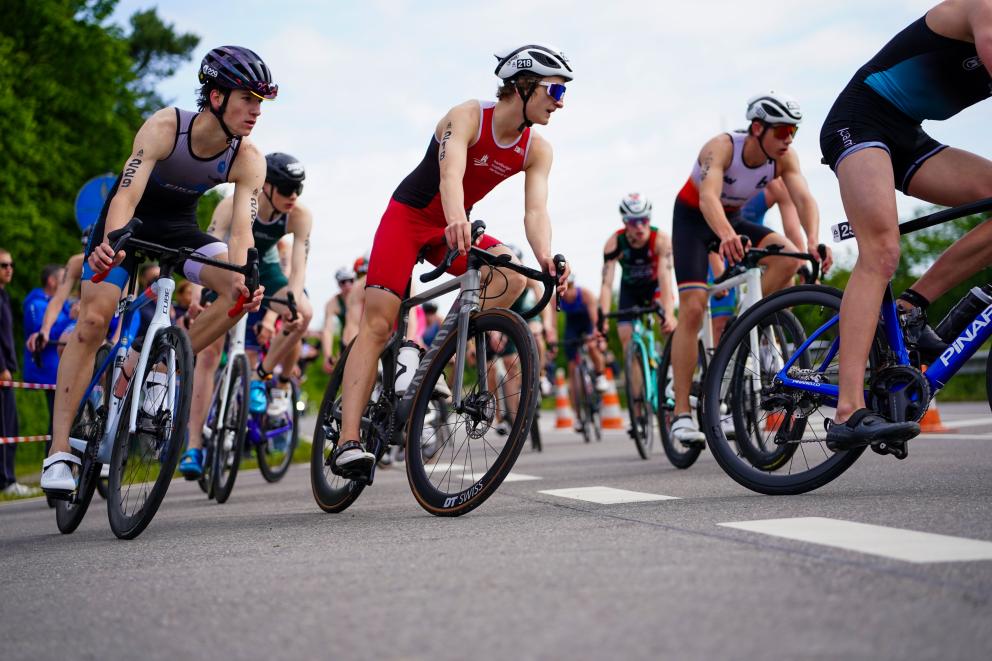 Eine Gruppe an jungen Radfahrern auf der Strecke