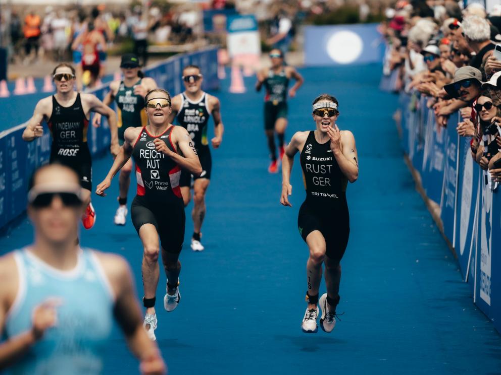 Mehrere Triathletinnen sprinten bei einem Rennen ins Zoel